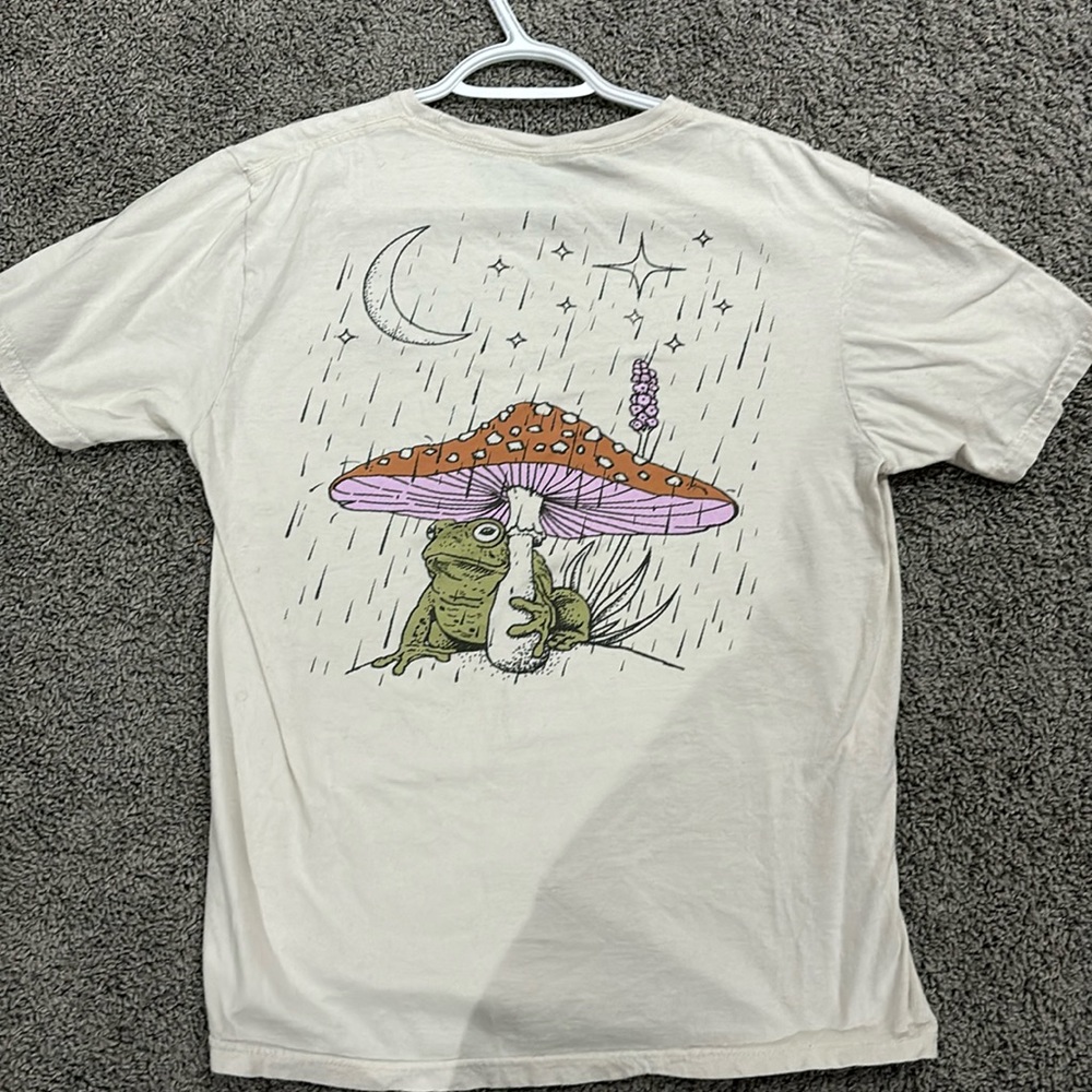 Toad stool shirt 🤟 size US M